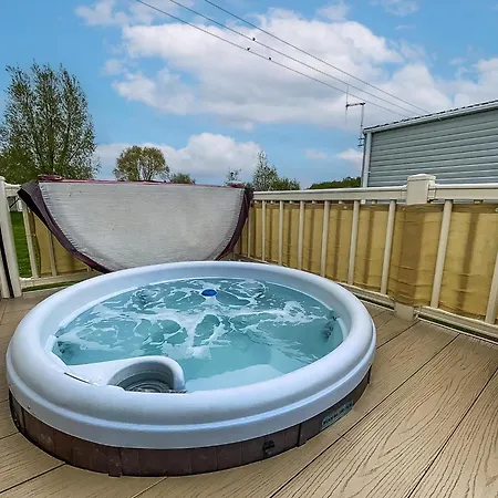 Great Caravan With Large Decking Area And Private Hot Tub, Ref 95016Sw Tattershall Exterior photo