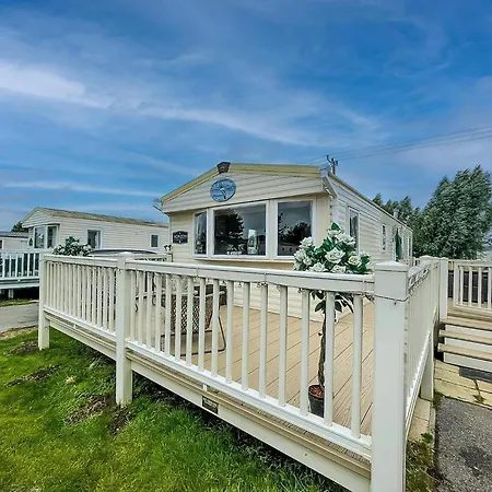 Great Caravan With Large Decking Area And Private Hot Tub, Ref 95016Sw Tattershall Exterior photo