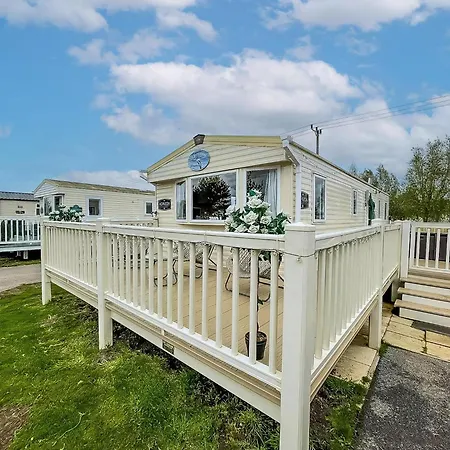 Great Caravan With Large Decking Area And Private Hot Tub, Ref 95016Sw Tattershall Exterior photo
