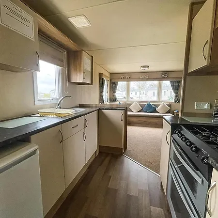 Great Caravan With Large Decking Area And Private Hot Tub, Ref 95016Sw Tattershall Exterior photo