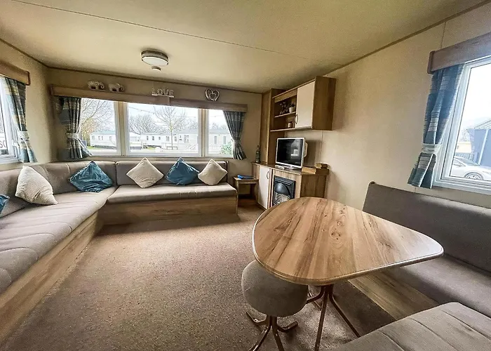 Great Caravan With Large Decking Area And Private Hot Tub, Ref 95016Sw