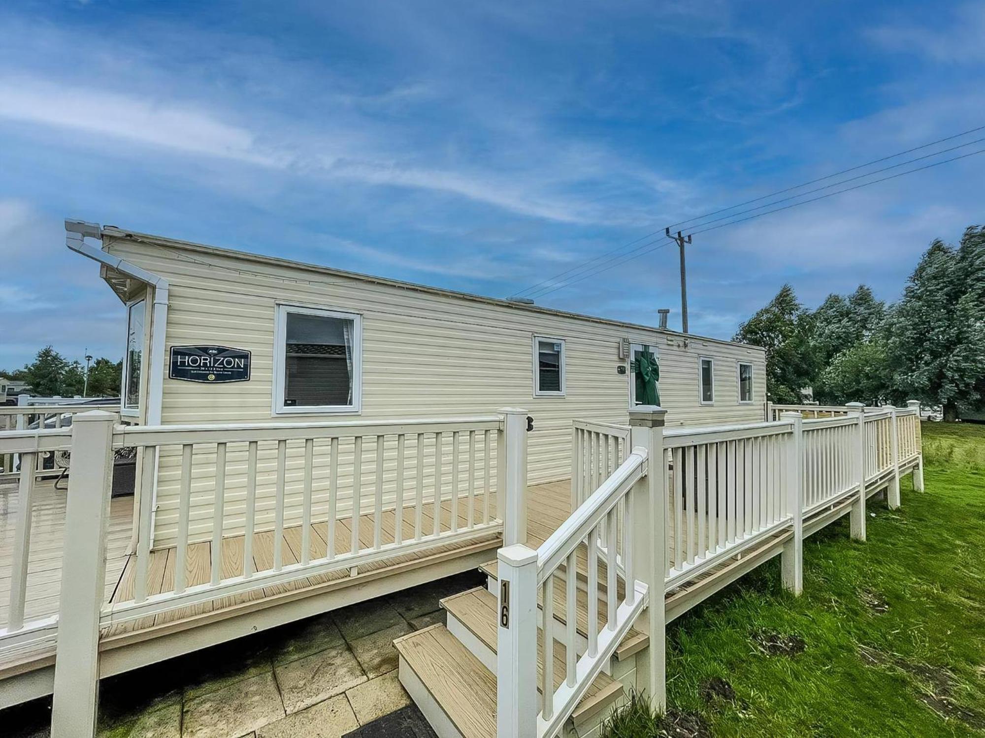 Great Caravan With Large Decking Area And Private Hot Tub, Ref 95016sw Campsite Tattershall