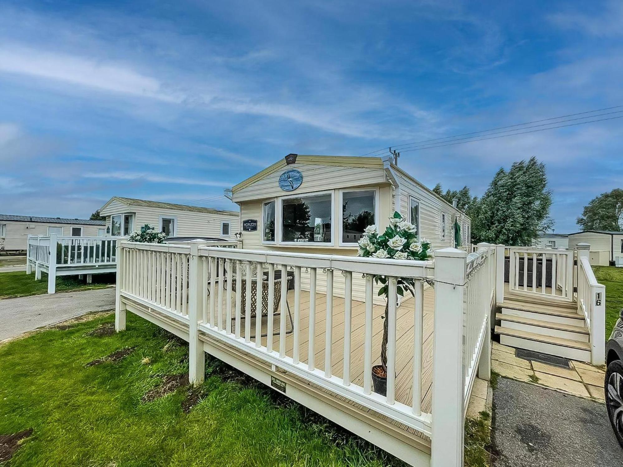 Great Caravan With Large Decking Area And Private Hot Tub, Ref 95016sw Tattershall