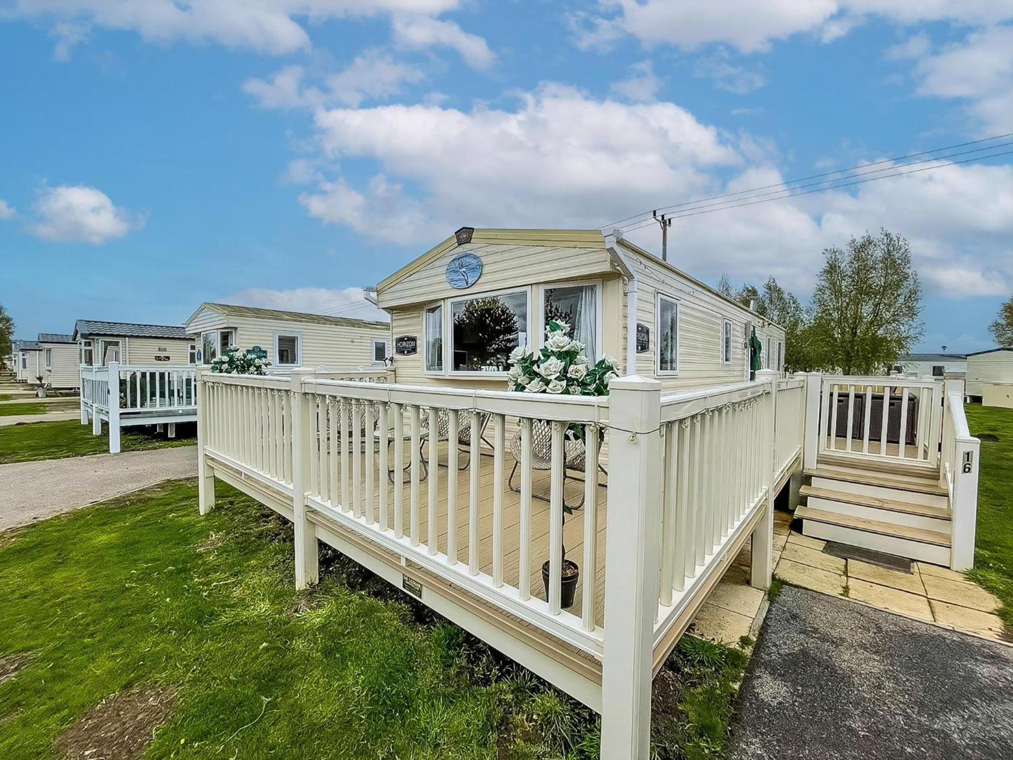 Campsite Great Caravan With Large Decking Area And Private Hot Tub, Ref 95016sw *