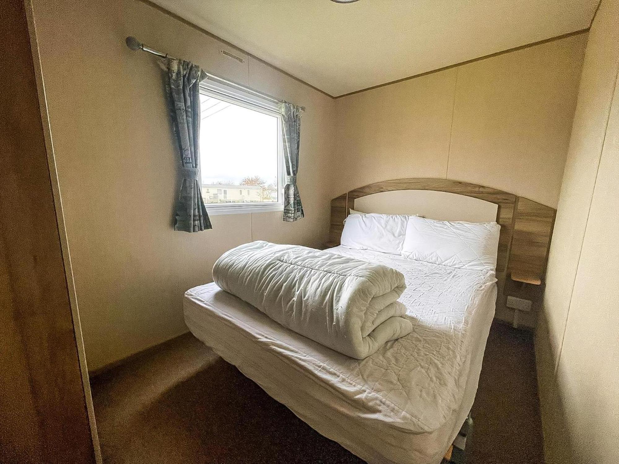 Great Caravan With Large Decking Area And Private Hot Tub, Ref 95016sw Campsite Tattershall