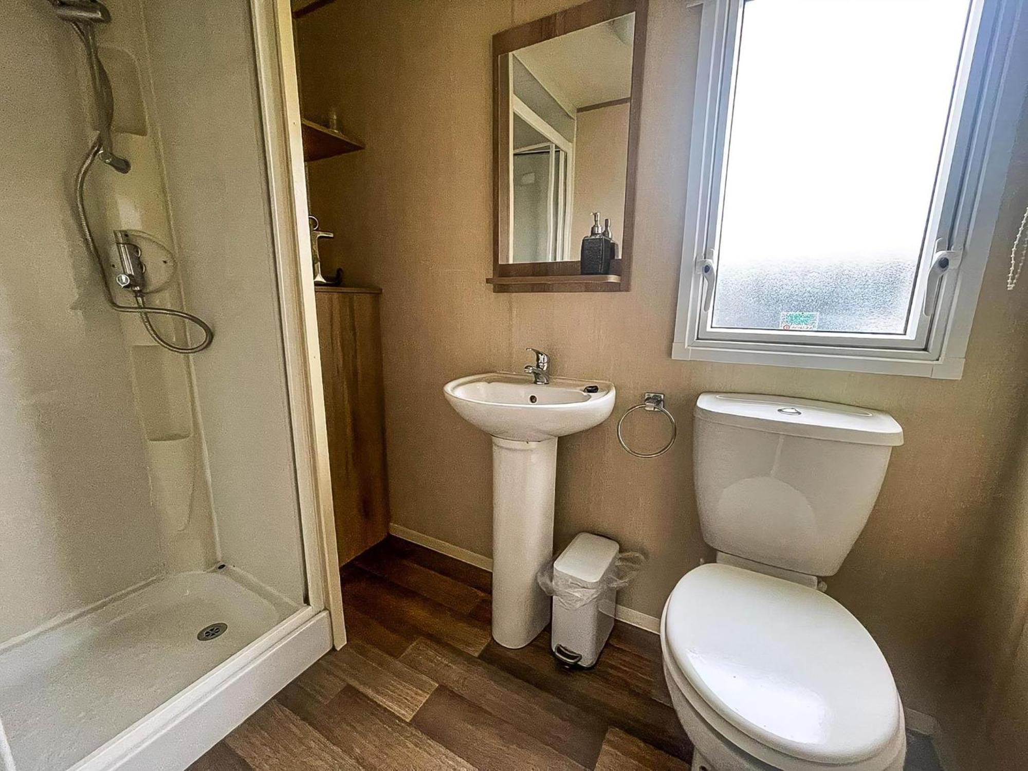 Campsite Great Caravan With Large Decking Area And Private Hot Tub, Ref 95016sw Tattershall