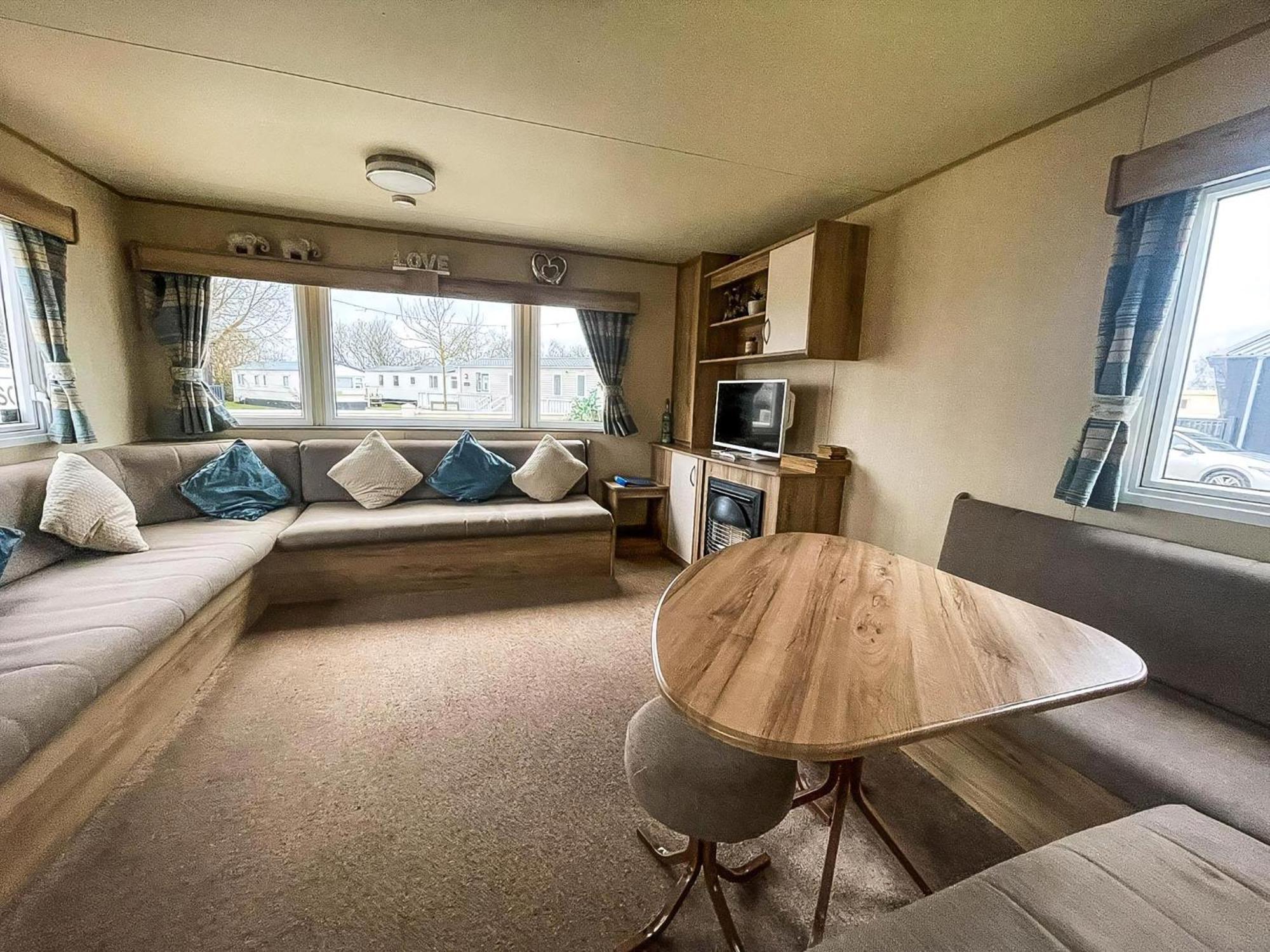 Great Caravan With Large Decking Area And Private Hot Tub, Ref 95016sw Tattershall