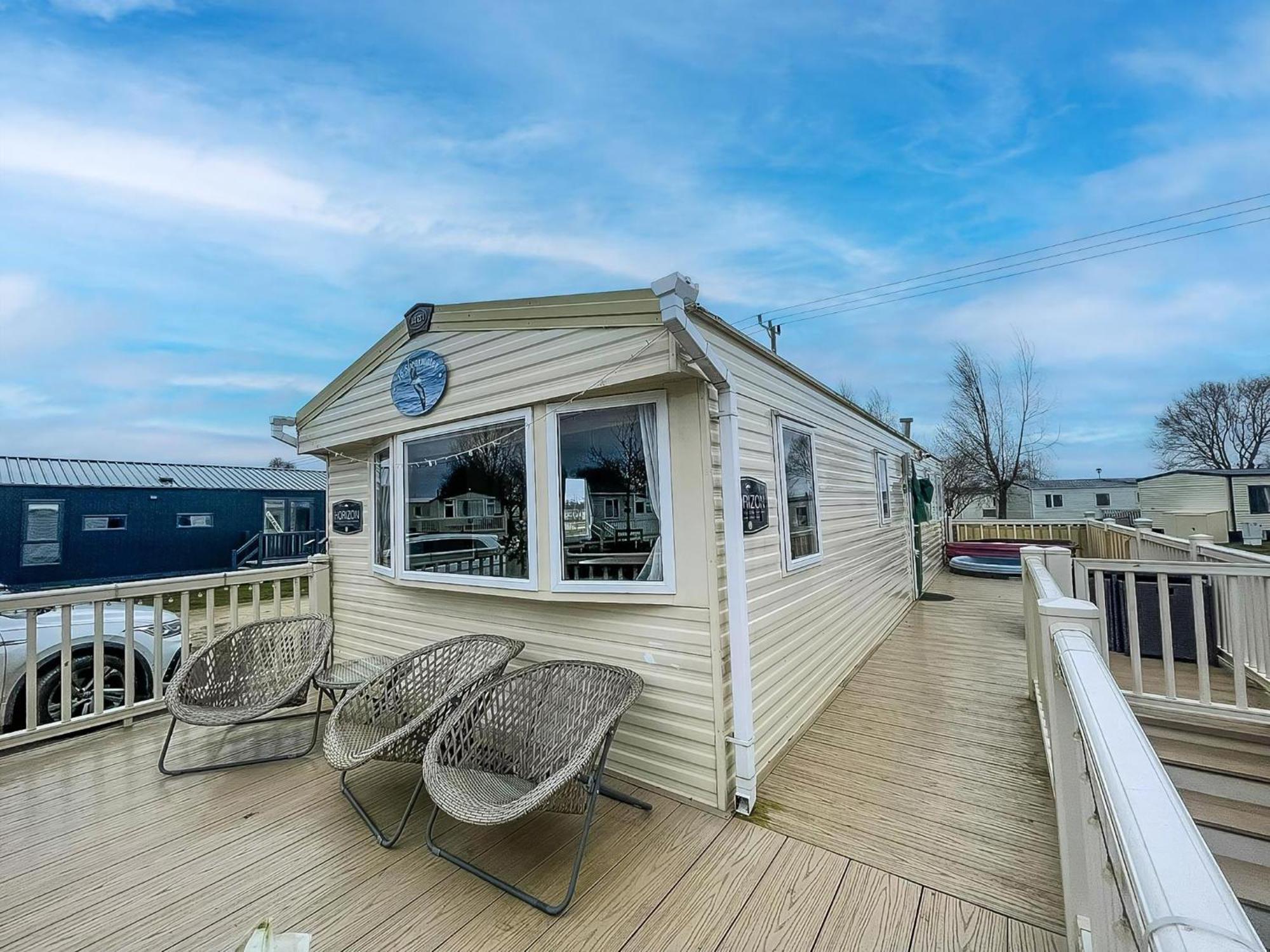 Great Caravan With Large Decking Area And Private Hot Tub, Ref 95016sw Campsite