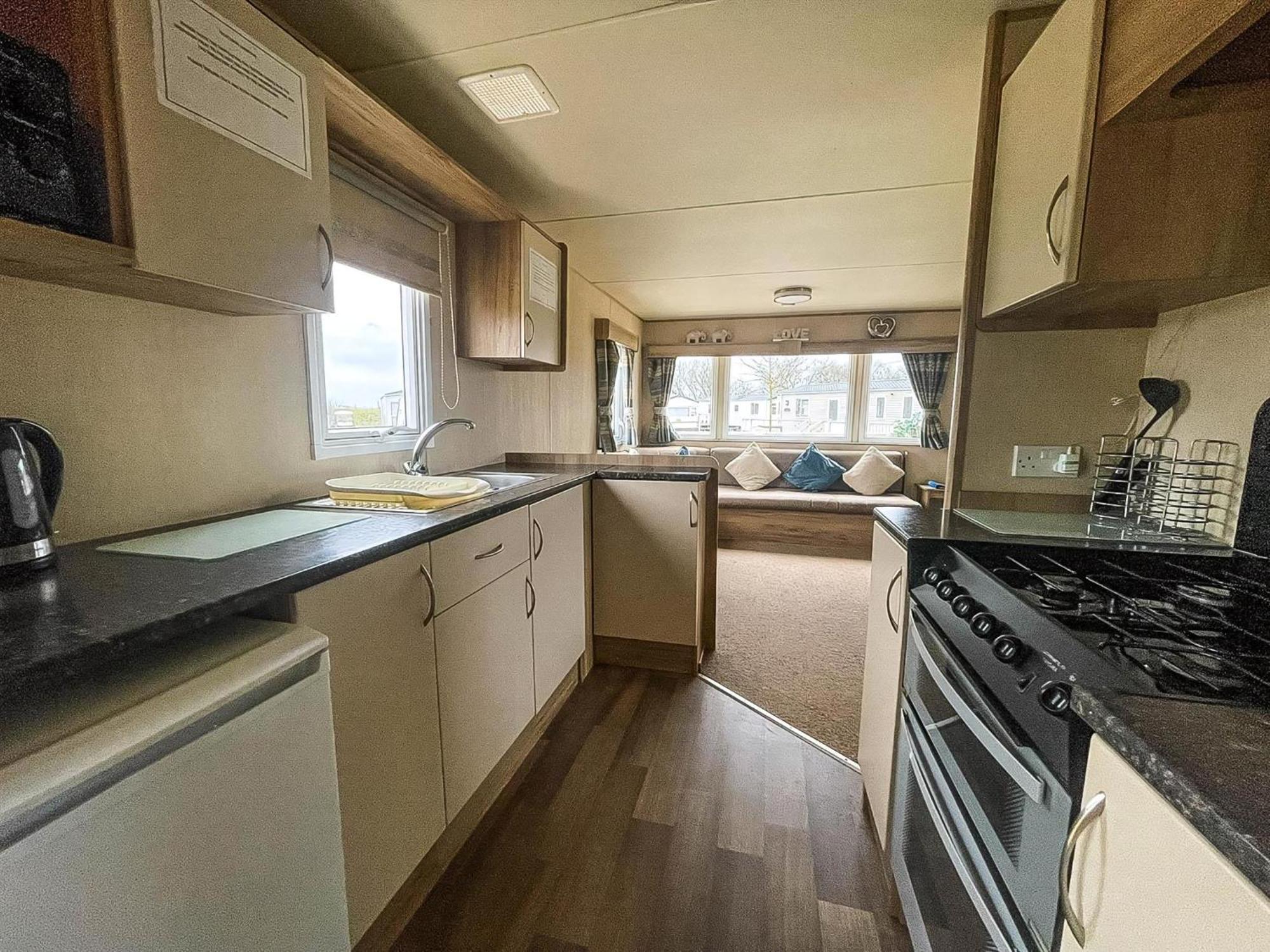 Great Caravan With Large Decking Area And Private Hot Tub, Ref 95016sw Campsite *