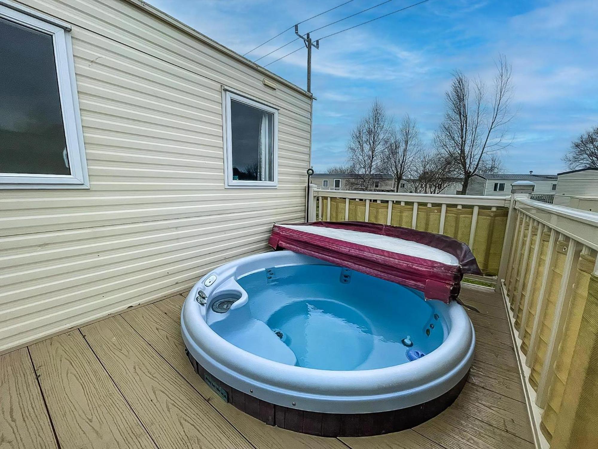 Great Caravan With Large Decking Area And Private Hot Tub, Ref 95016sw Campsite Tattershall