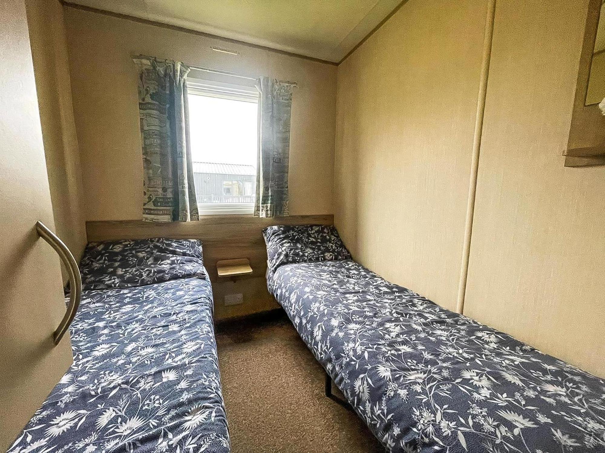 Campsite Great Caravan With Large Decking Area And Private Hot Tub, Ref 95016sw Tattershall