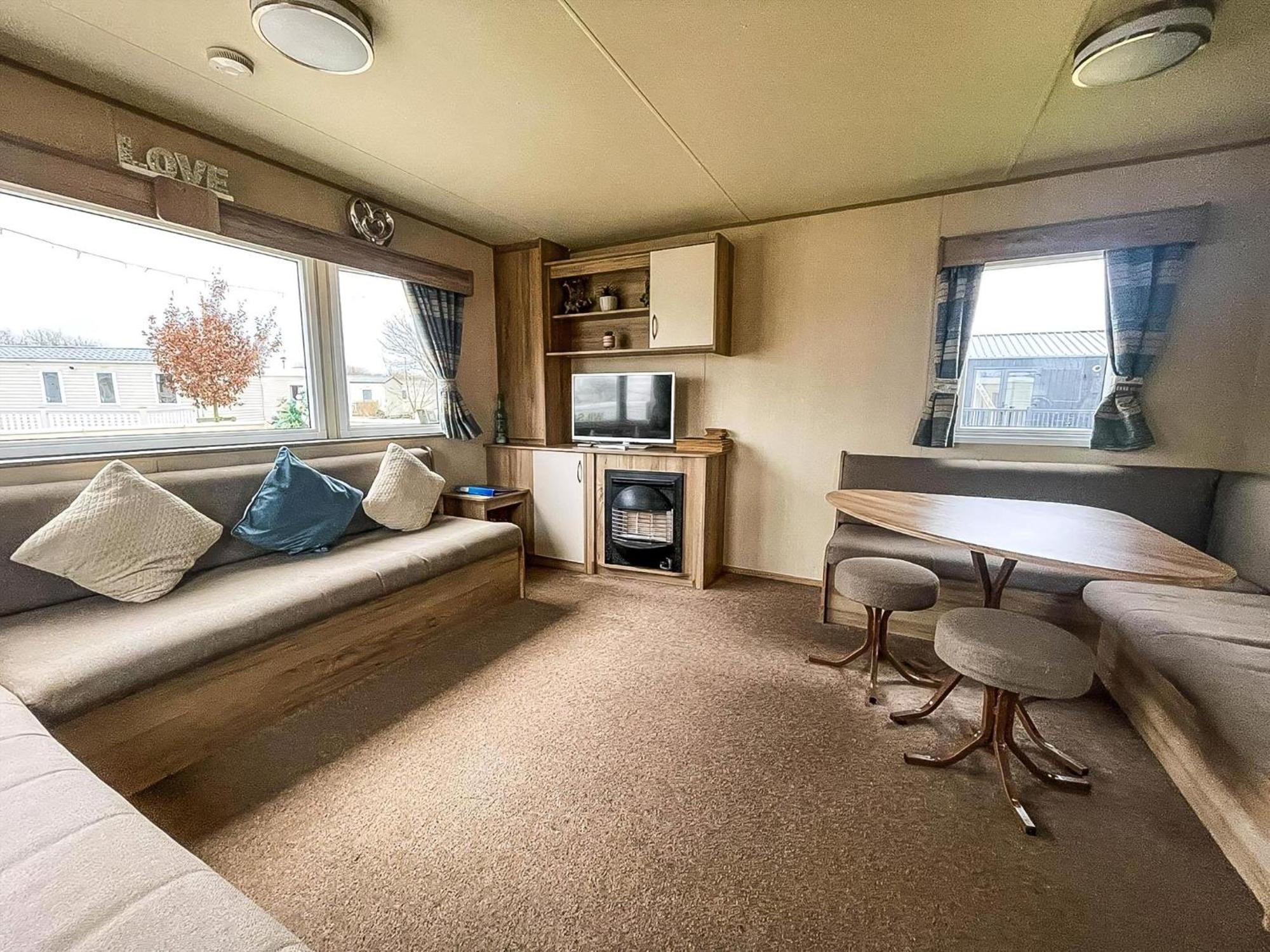 Great Caravan With Large Decking Area And Private Hot Tub, Ref 95016sw *