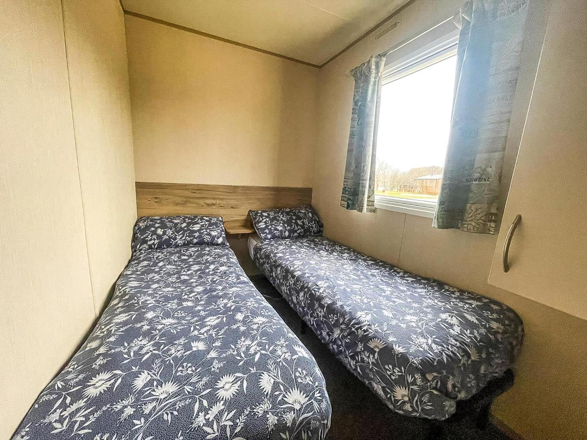 Great Caravan With Large Decking Area And Private Hot Tub, Ref 95016sw * Tattershall